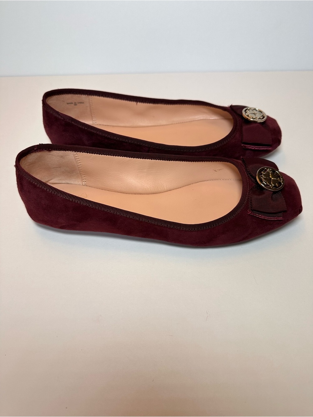 Kate Spade Burgundy Velvet Bow Medallion Ballet Flats Size 8M - Picture 6 of 10